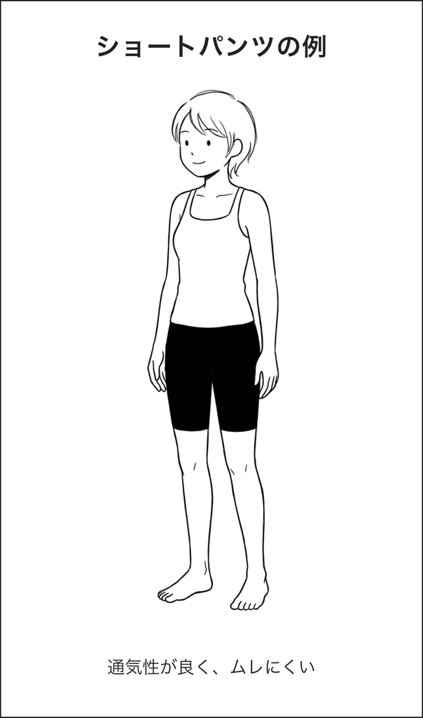 ショートパンツの例。白いタンクトップと黒いショートパンツの女性が立っている